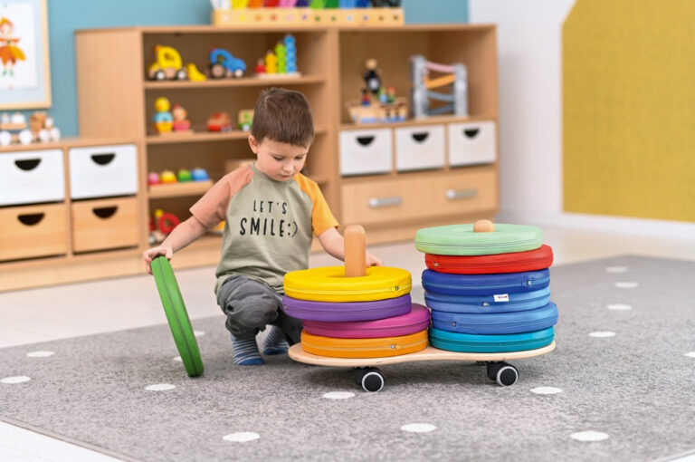 Piłki i tuby sensoryczne – jak wspierają rozwój dzieci w placówkach dydaktycznych?