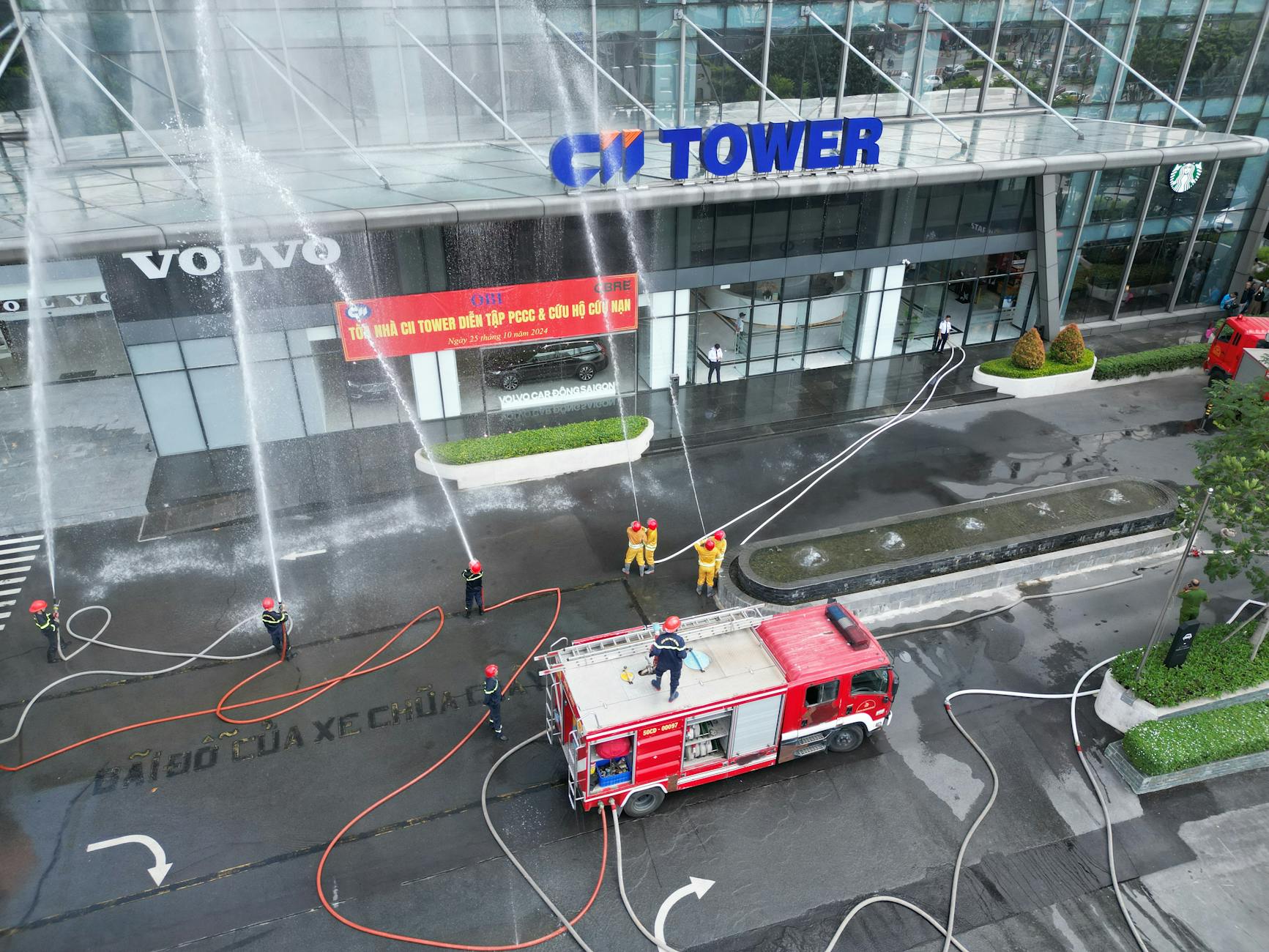 Ćwiczenia przeciwpożarowe z udziałem straży przy biurowcu w mieście