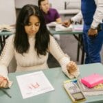 Jak oceniać ucznia z dysleksją zgodnie z przepisami? Student w klasie otrzymuje pracę zaliczoną na ocenę niedostateczną