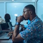 Uczniowie na lekcji informatyki uczą się programowania w Ghanie