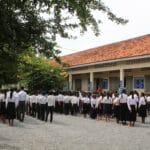 Motywacja w klasach 1–3: zabawy i rutyny, które uczą wytrwałości Uczniowie w szkolnym apelu na zewnątrz w Kambodży