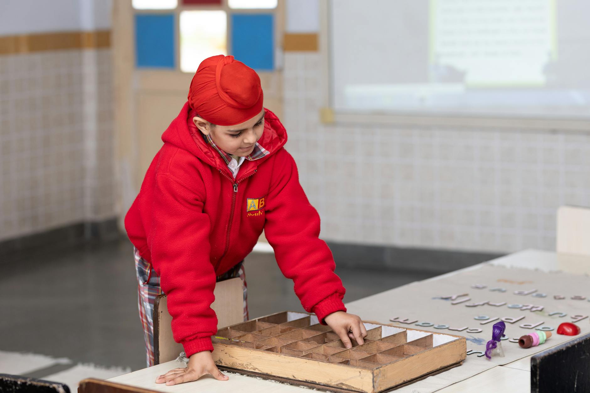 Zabawy na koncentrację w klasie 1–3: szybkie ćwiczenia na początek lekcji Skupiony uczeń klasy 1–3 wykonuje zadanie przy ławce szkolnej