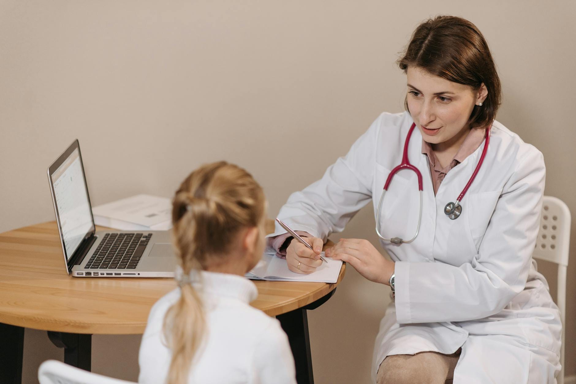 Lekarka rozmawia z uczennicą podczas konsultacji lekarskiej