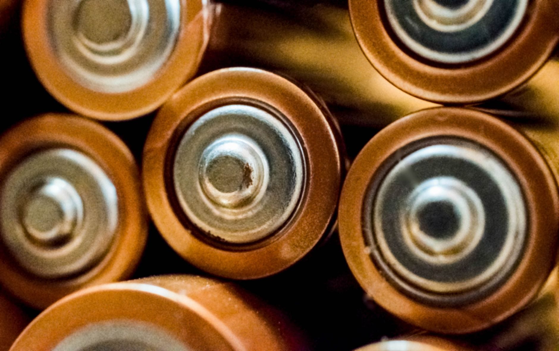 Zbliżenie na grupę cylindrycznych baterii symbolizujących magazyn energii