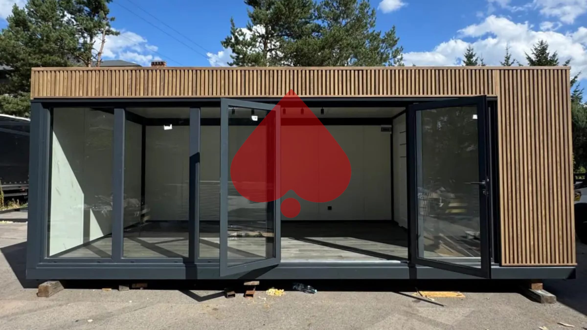 Wnętrze kontenera biurowego przygotowane do pracy