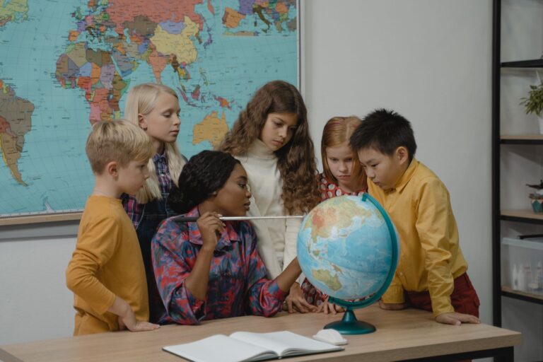 Jak wygląda dzień pracy nauczyciela w Norwegii? Pensum, obowiązki pozalekcyjne i dobrostan