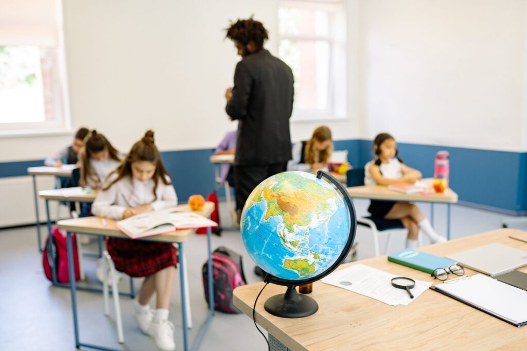 Jak wygląda dzień pracy nauczyciela w Norwegii? Pensum, obowiązki pozalekcyjne i dobrostan