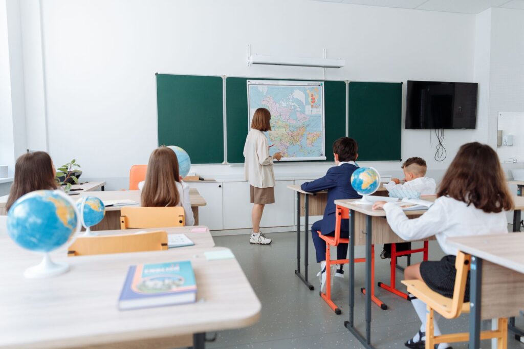 Obserwacja lekcji przez dyrektora: 6 elementów, na które nadzór pedagogiczny zwraca uwagę w nowym arkuszu